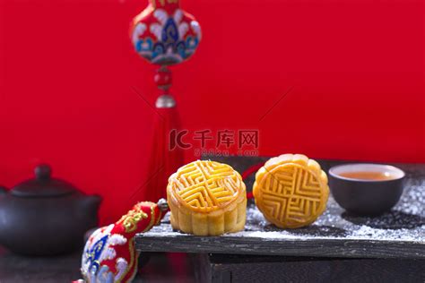 传统美食中秋月饼喜庆创意摄影图配图高清摄影大图-千库网