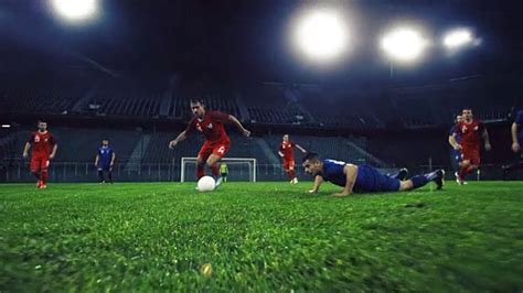足球运动员在一场晚间比赛中擒抱对手—高清视频下载、购买_视觉中国视频素材中心