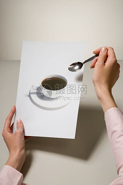 拿着咖啡杯和勺子照片的女人高清图片下载-正版图片501471599-摄图网