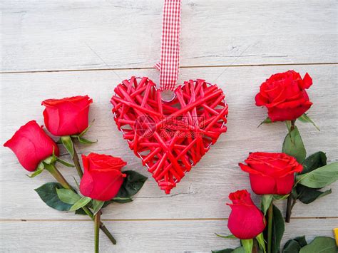 红色玫瑰的浪漫背景木板上的心脏高清图片下载-正版图片505479163-摄图网