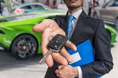 推销员正在销售一辆新车并传递钥匙高清图片下载-正版图片507436892-摄图网