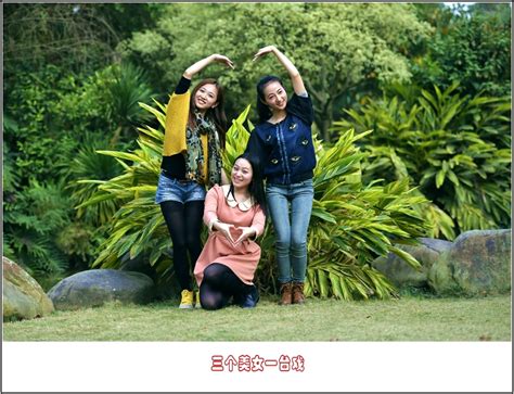 双手比划着手势的三个美女高清jpg格式图片下载_熊猫办公