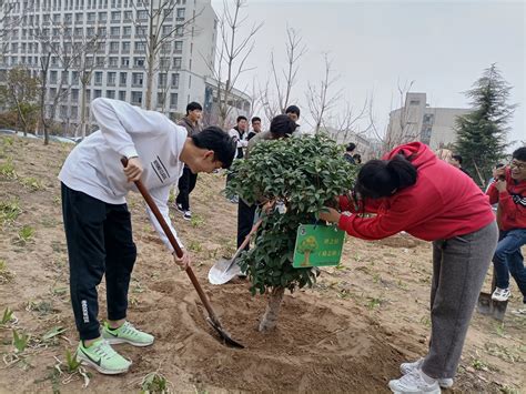 我校师生参加重庆市大学生社会实践“种树育人月”植树活动-重庆师范大学新闻网