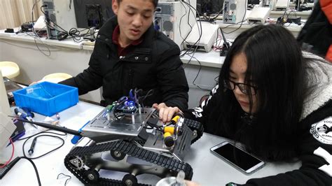 小R科技新闻动态-小R科技与浙江大学达成合作，首期500台机器人入驻浙大实验室