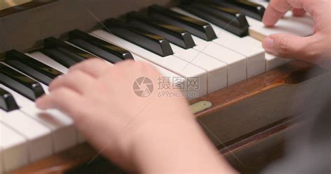 在家弹钢琴的男人高清图片下载-正版图片502973101-摄图网