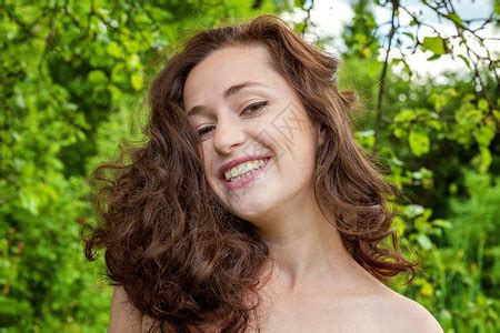 快乐的女孩微笑美容肖像年轻快乐积极笑黑发女人在孤立的黄色背景上欧洲女人积极的人类情感面部高清图片下载-正版图片503683084-摄图网