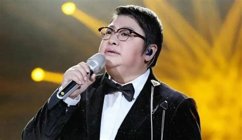 46岁韩红收养的儿子曝光，《天亮》这首歌为他而写，一养就是17年