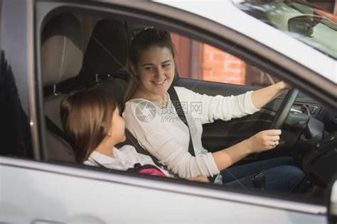 年轻母亲与女儿一起开车上学高清图片下载-正版图片304280921-摄图网