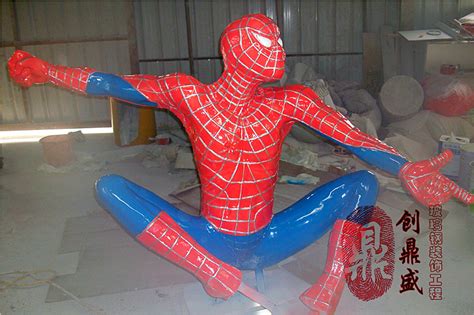 玻璃钢卡通雕塑蜘蛛侠在大型游乐场高空守护你 - 深圳市创鼎盛 ...