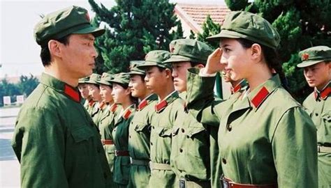 1985年，中国推出了85式军服，肩章上为何没有军衔？