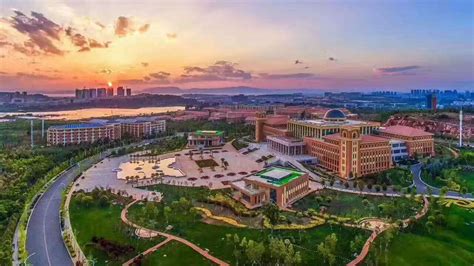 无人机航拍云南大学呈贡校区，欧式建筑风的云南最高学府