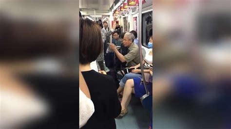 老人地铁上因女孩未让座飚英语怒骂 当事孕妇回应(含视频)_手机新浪网