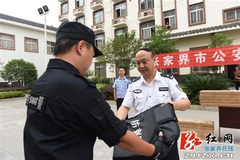 张家界市公安局发放新式警用装备 提高应急处突能力 - 湖南频道