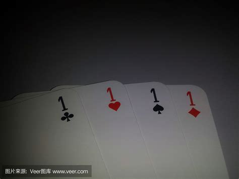 手握方片扑克牌打牌素材图片免费下载-千库网