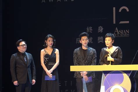 郎月婷现身金像奖为最佳两岸华语电影颁奖《相爱相亲》获最佳编剧