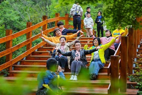 江苏徐州：公园绿意盎然 成为市民休闲好去处-人民图片网