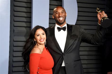 NBA巨星科比与妻子出席慈善晚宴，老婆好漂亮
