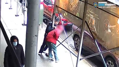美国纽约两名劫匪当街殴打抢劫14岁男孩 一名嫌疑人已被抓捕