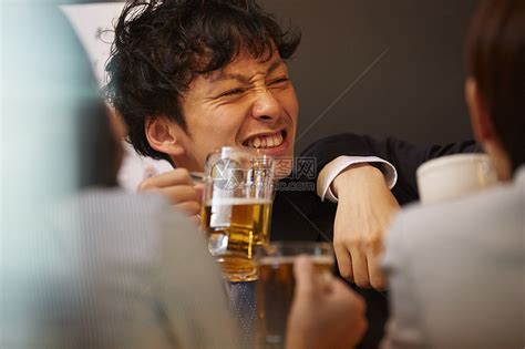 喝醉酒的白人背景男子的月光高清图片下载-正版图片503986357-摄图网