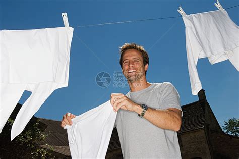 男人在外面洗衣服高清图片下载-正版图片501492815-摄图网