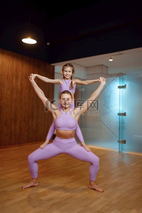 母亲和女儿，在健身房进行平衡运动，瑜伽锻炼。瑜伽瑜珈高清摄影大图-千库网