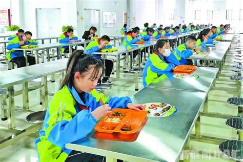 上海中小学幼儿园将全面落实校园食品校长（园长）负责制，实行陪餐制度