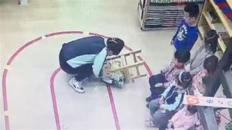 用椅背压3岁幼童致其头部受伤，幼师被拘留10日_凤凰网视频_凤凰网