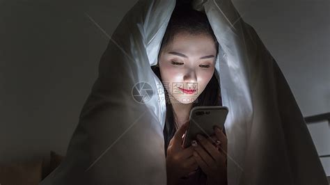女子熬夜玩手机高清图片下载-正版图片500696809-摄图网