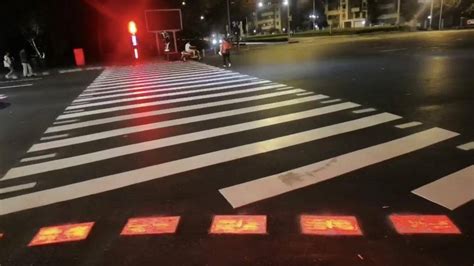 能和红绿灯同步变色，北京首个智能斑马线亮相中关村