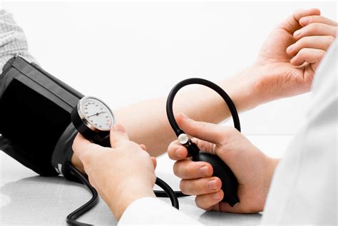 中青年人高血压，为何多是低压高？生活上做好7点，或许不用吃药
