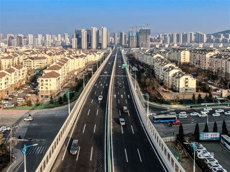 青岛城市更新建设•图片对比看变化② | 辽阳路快速路：一桥飞架东西，“堵点”变通途_观海新闻