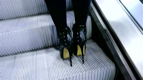 街拍：一个把高跟鞋、黑丝袜演绎得很到位的模特儿|模特儿|高跟鞋|蕾丝_新浪新闻