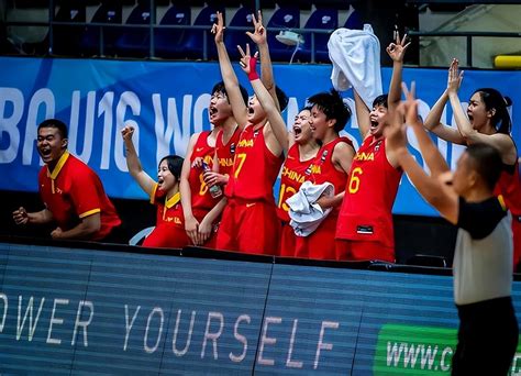 杨毅还指出，U17国青女篮在亚青赛上仅获得第六名，主要是球员水平不行，而不是主教练李昕水平不行。