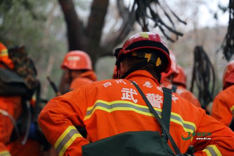 凉山森林消防员的火场战事-影像中国网-中国摄影家协会主办