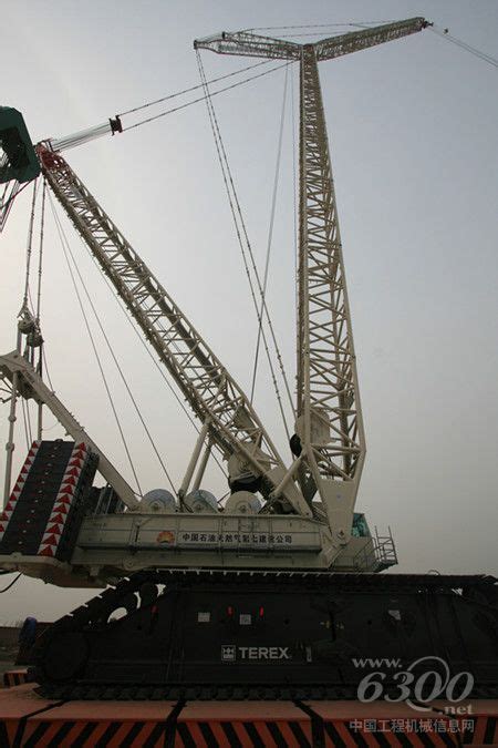 世界最高履带式起重机，可吊起3000吨重物，主臂长248米！__凤凰网