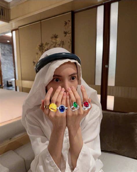 金晨模仿卡塔尔王子翻车，裹白头巾装中东富豪，被网友吐槽无底线|金晨|中东|卡塔尔_新浪新闻