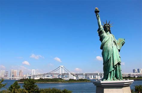 历史上的今天10月28日_1886年美国总统格罗弗·克利夫兰在纽约港主持法国赠送的自由女神像的揭幕仪式。