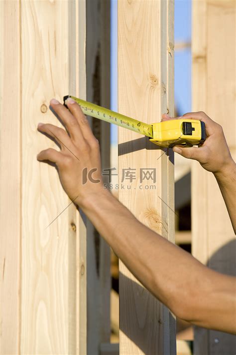 建筑工人手工测量房屋建筑木制构件的裁剪图像高清摄影大图-千库网