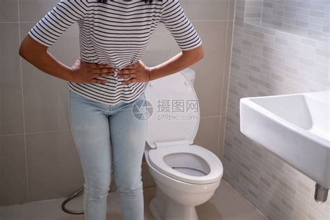 非主流头像站在厕所