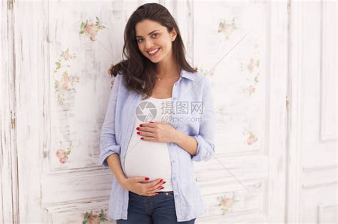 怀孕的年轻女人怀孕高清图片下载-正版图片502957205-摄图网