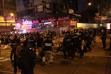 还原香港旺角暴乱：到底发生了什么 各方什么态度_手机凤凰网