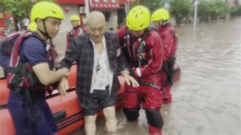 四川达州暴雨洪涝 被困老人怕压坏消防员执意自己走_凤凰网视频_凤凰网