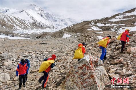 西藏举行2020年春季登山垃圾清理回收活动