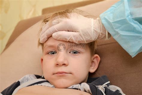医生用手测量孩子的体温检查额头发烫高清图片下载-正版图片504608742-摄图网
