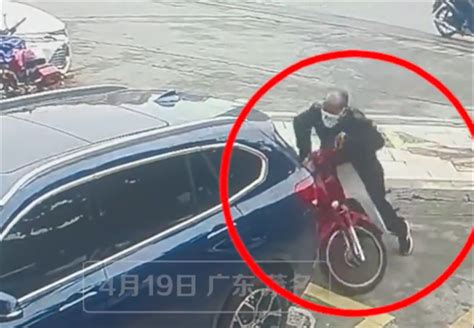 男子骑摩托撞上面包车毫发无损 观察一番后直接躺倒_凤凰网视频_凤凰网