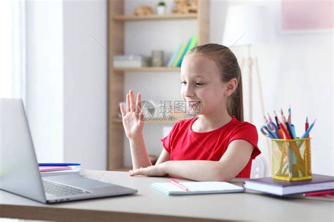 一个孩子在家通过互联网上的现代笔记本高清图片下载-正版图片504476849-摄图网