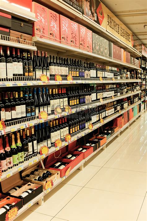 酒水室内红酒超市购物消费摄影图配图高清摄影大图-千库网