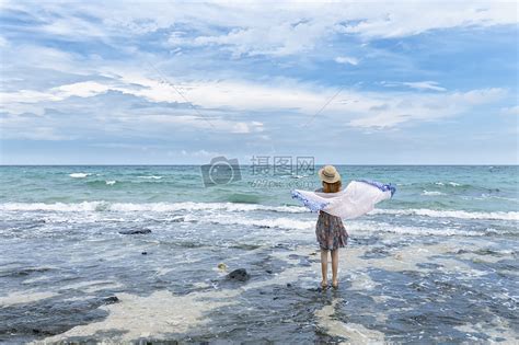 海边少女背影高清图片下载-正版图片500448290-摄图网
