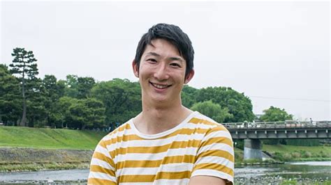 一个微笑的年轻日本男人的肖像视频素材_ID:VCG42N1162316774-VCG.COM