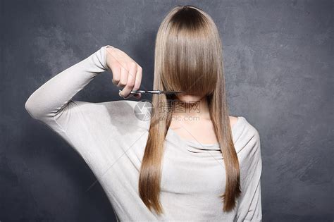 有剪剪刀的女孩女士发型剪发理发师工具黑发造型工作室理发头发高清图片下载-正版图片320846169-摄图网